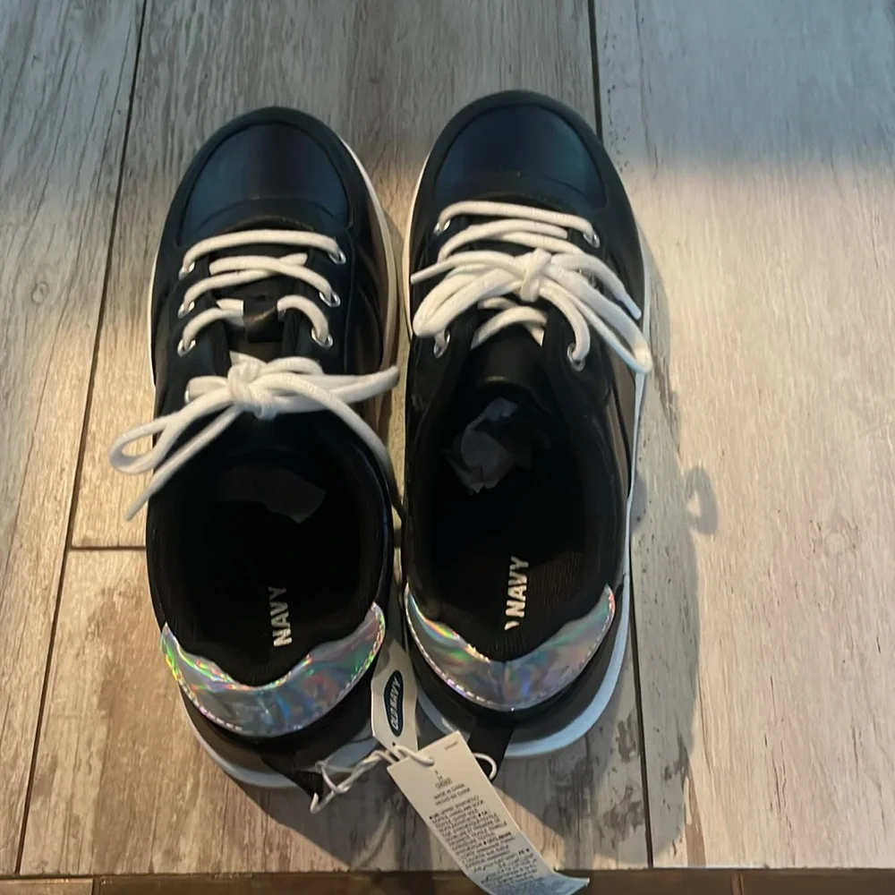 NEW Old Navy boy sneakers size 5